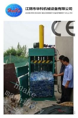 China Vertikale Maschine HUAKE Ballenpress, Plastikschrott-Presse-Maschine zu verkaufen