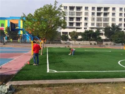 China Hierba sintética al aire libre para los patios, material artificial de la hierba PE del patio en venta