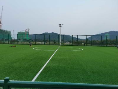 中国 サッカーの人工的な泥炭の草のフットボールの卸売のために床を張る人工的な草のスポーツ 販売のため