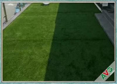 China Grama sintética do quintal UV exterior do jardim da resistência, grama falsificada para o quintal à venda