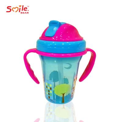 中国 Safety Infant Sippy Cup BPA Free Plastic Silicone Baby Cups With Handle 販売のため