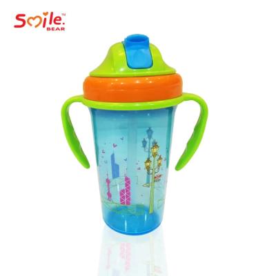 中国 PP Infant Sippy Cup 210ml 300ml Straw Cup Baby Drinking Bottle With Handle 販売のため