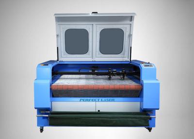 China Hochleistungs-CO2-Laserschneidemaschine / Laserschneidemaschine mit automatischer Zuführung für Kleidungsstücke zu verkaufen
