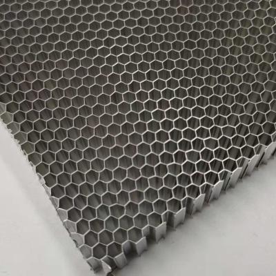 China Square Aluminum Honeycomb Mesh With Sound Insulation Used For Machine Protection Cabin à venda