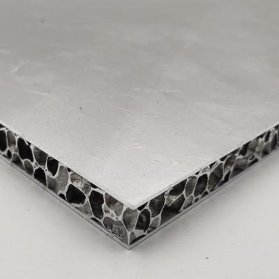 Cina il centro affrontato di alluminio della schiuma di 500x500mm riveste la pressione di pannelli eccellente ad alta resistenza in vendita