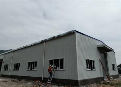 China Coloree el edificio de la estructura de acero de la luz del panel de pared de la hoja de acero con la puerta del balanceo en venta