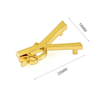 中国 Custom Zinc Alloy Tag for Bag Accessories Small Gold Metal Letter Plate Design 販売のため