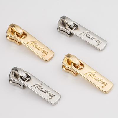 China Custom 3 5 Gold Silver Zip Slider Puller Engraved Logo Zip Pull Metal Puller Zipper for Bag à venda