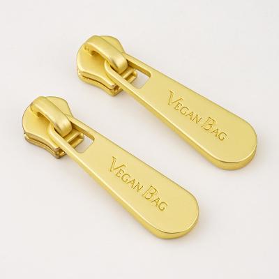 China 5 Zipper Pull Logo Engraved Gold Zipper Head Puller for Handbags Custom Zipper Pulls en venta