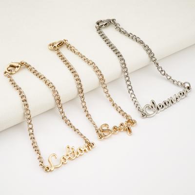 中国 Zinc Alloy Eco Friendly Gold Plated Letters Necklace Pendant For Fashionable Jewelry 販売のため