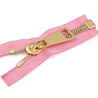 中国 Customized Color Y Teeth Pink Tape Metal Zipper Open-end Zipper for Clothing 販売のため
