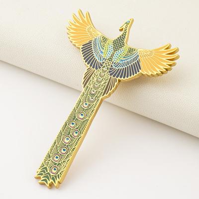 China Customized Style Peacocks Brooch Lapel Pins Hard Enamel Pin for Women's Garments en venta