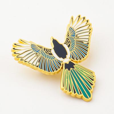 China Custom Plating Enamel Lapel Pins Fashion Magpie Brooch Badge for Women's Accessories for sale