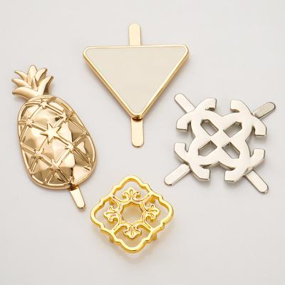 中国 Wallet Bags Customized Designer Metal Tags Gold Pineapple Name Tag Embossed Metal Logo 販売のため