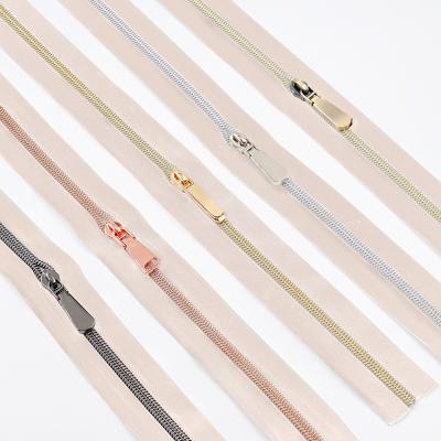 China Customized Color 5 Durable Nylon Zip Tape Bag Accessories for Dress Handbags OEM Custom à venda