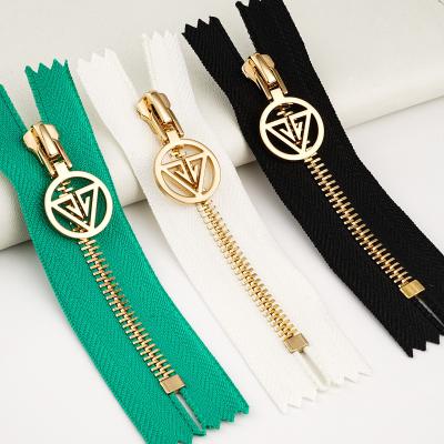 China Widely Used Metal Zipper for Purses Garment Custom Logo Pull High End Gold Zipper à venda