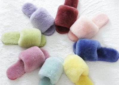 Chine Pantoufles naturelles d'intérieur de fourrure de chambre à coucher de laine de pantoufles de peau de mouton de femmes de pantoufles de laine de moutons à vendre