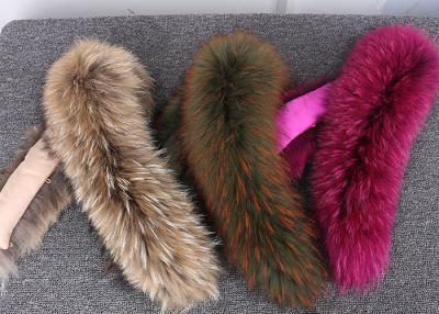 中国 アライグマの毛皮つばのジャケットのための贅沢な実質の長いアライグマの毛皮の取り外し可能なつば 販売のため