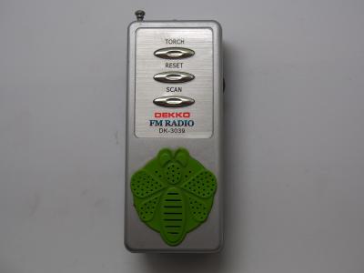 China Battery Powered Handheld FM Radio 88 - 108 MHz FM Frequency Toy Radio Gift à venda