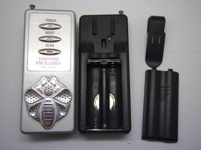 中国 Handheld Small Size Cartoon Bee Radio Mini Flashlight Headphone Jack Radio Toy 販売のため