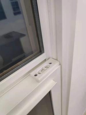 China Customized UPVC Single Hung Window White Chinese Top Hardware, Apartment Vertical Hung Windows Te koop