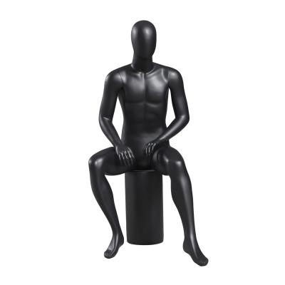 China Homem preto fosco corpo inteiro manequim de fibra de vidro postura sentada à venda
