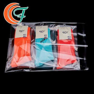 China Las bolsas de plástico que se puede volver a sellar de la prenda impermeable OPP modifican el bolso autoadhesivo de los calcetines para requisitos particulares del deporte en venta