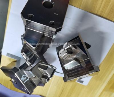 Китай 1,2738 заткните в инжекционном методе литья слайдера для автоматических частей прессформы продается