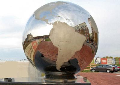 Chine Sculpture décorative extérieure adaptée aux besoins du client en carte de globe d'acier inoxydable de sphère à vendre