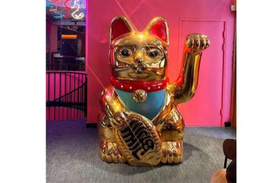 China Outdoor Large Fiberglass Animal Sculpture Gold Lucky Cat Statue for sale