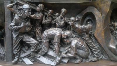 China Interior Outdoor Life Size Bronze Relief Rusty Finish OEM / ODM Acceptable for sale