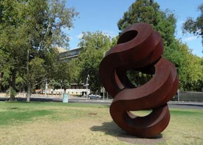 China Grande escultura oxidada espiral do ferro, esculturas oxidadas modernas do jardim do metal à venda