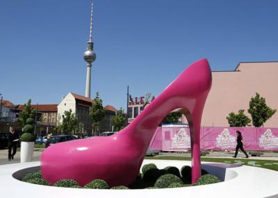 China Pink Heels Stainless Steel Sculpture Art Painted Corrosion Resistant Urban Sculpture for sale