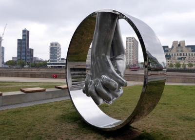 China Alto final humano pulido moderno de la forja de la escultura del acero inoxidable de la mano para la decoración en venta