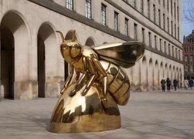 Cina Resistenza alla corrosione di titanio della scultura dell'ape del miele di rivestimento di arte contemporanea in vendita