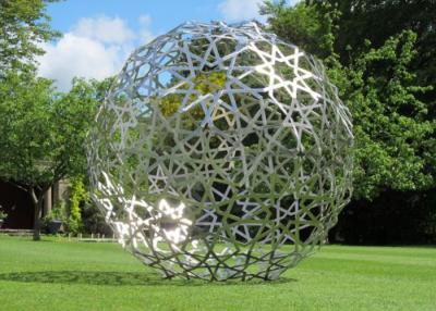 Chine Le jardin en métal ornemente la conception de cavité d'acier inoxydable de sculpture en sphère à vendre