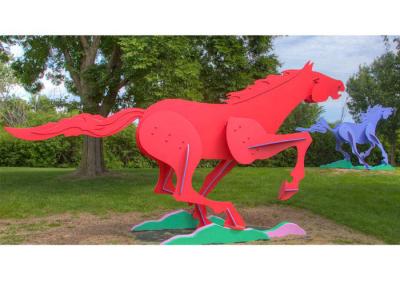China Escultura corriente pintada de tamaño natural moderna del caballo de la escultura del metal para al aire libre en venta