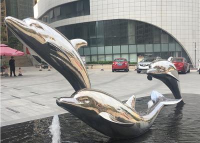 China Lebensechter lebensgroßer Metalldelphin-Skulptur-Edelstahl-Skulptur im Freien für Wasser-Brunnen zu verkaufen