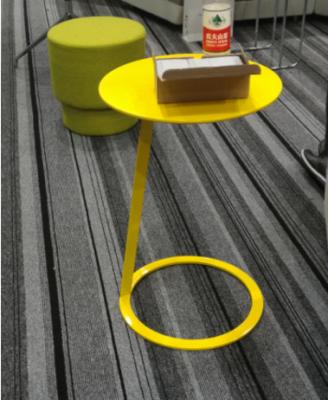 Chine Petites couleurs facultatives rondes latérales de conception simple de table basse en métal pour la maison à vendre