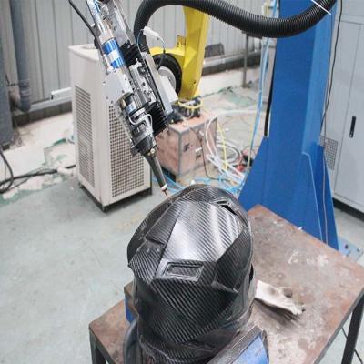China Raycus Laser Source 6 Axis 3D Robot Laser Cutter uso para el casco de fibra de vidrio, el casco de fibra de carbono, el casco Kevlar, etc. en venta