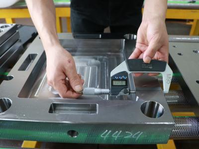 Китай CNC подвергал пластиковые части механической обработке прессформы со скашивать рамки точности продается