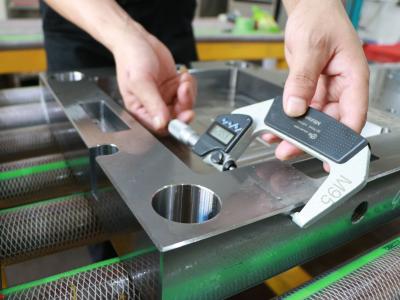 China Fazer à máquina do CNC dos dispositivos elétricos das peças da base de molde de ASTM 420 à venda