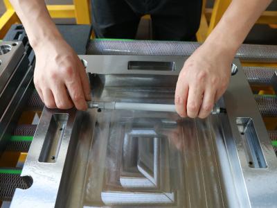 China Tolerancia del grueso de la placa de la base 0.1m m del moldeo por inyección del CNC que trabaja a máquina en venta