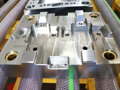 China CNC que faz à máquina a placa de base feita sob encomenda do molde não padrão para dispositivos elétricos à venda