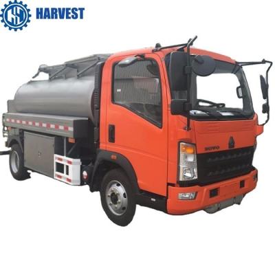 Chine SINOTRUK HOWO 4x2 5000 litres réapprovisionnant en combustible le camion-citerne aspirateur avec le distributeur d'huile de pompe à vendre