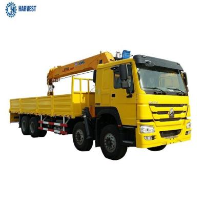 中国 Sinotruck Howo 8x4 371hp 50のトンXCMG 1400kg SQ14SK4Qのトラックはクレーンを取付けた 販売のため