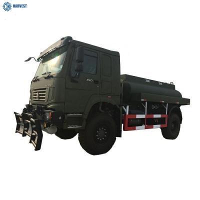 China SINOTRUK HOWO 4x4 todo o caminhão de petroleiro do combustível da movimentação 290hp 5000L da roda com bomba à venda