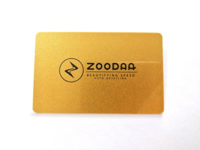 中国 Ecoシルクスクリーンの金の金属終わりの通し番号の署名が付いている習慣によって印刷されるポリ塩化ビニール カード 販売のため