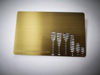 China Tarjeta de cobre amarillo modificada para requisitos particulares del miembro del negocio del metal del oro con el logotipo 85x54m m del laser del grabado de pistas en venta