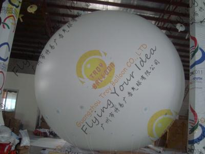 China Großes Helium-aufblasbare Werbung steigt feuerfestes 0.28mm leeres Weiß PVC im Ballon auf zu verkaufen